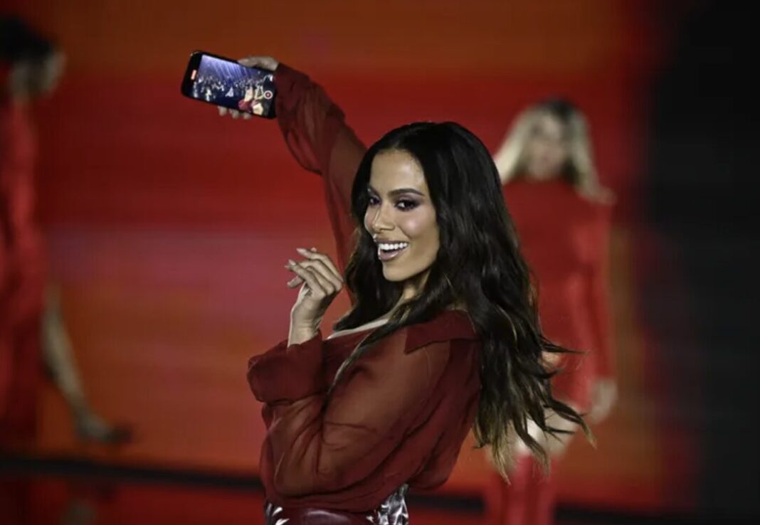 Anitta reaparece públicamente tras superar una grave infección bacteriana